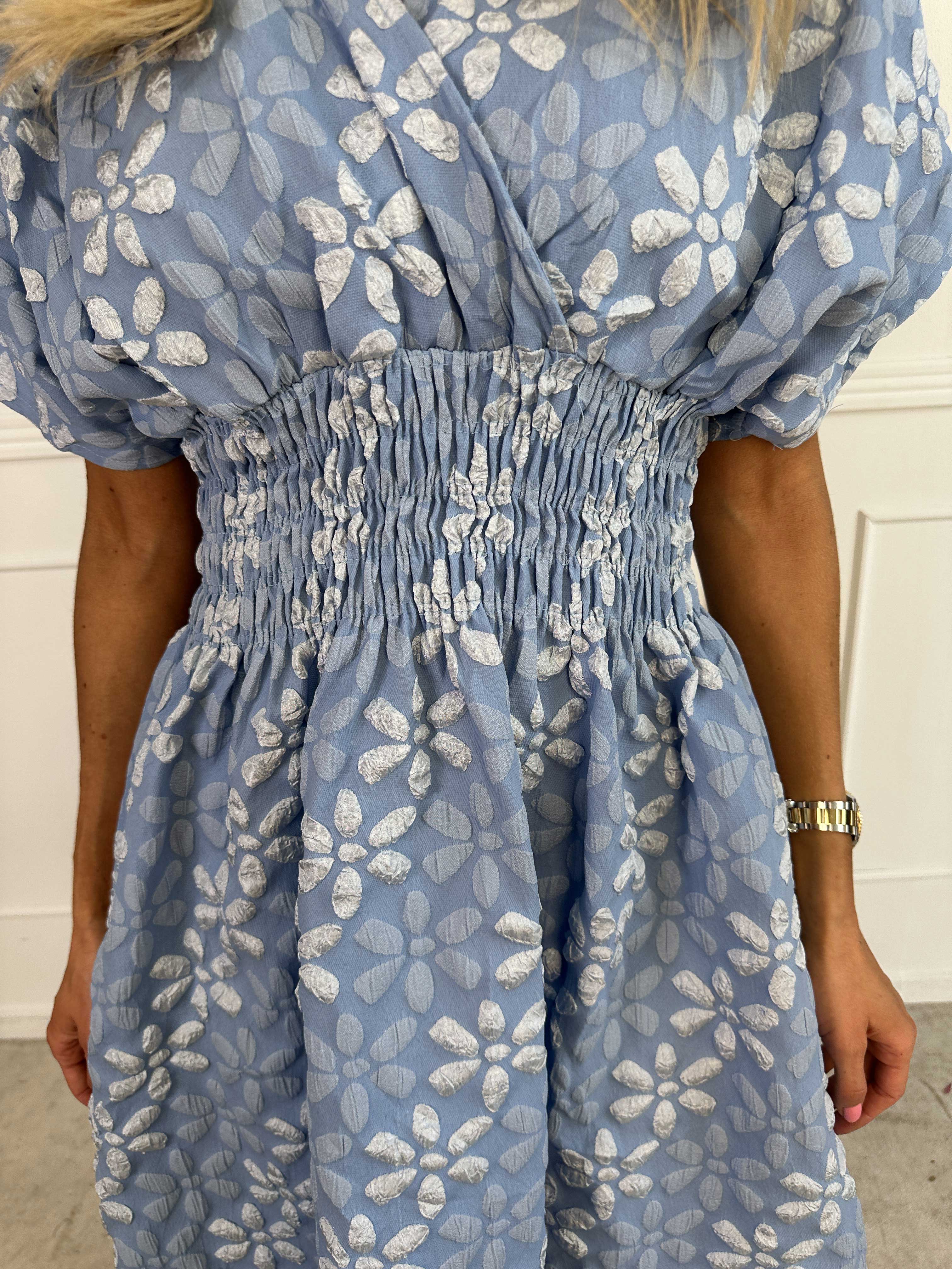 Pams Bloom Short - Feminin kjole med blomstermotiver